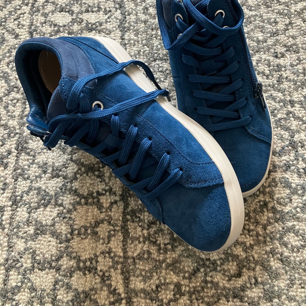 Women’s blue Suede Vionic Sneakers. Tie with zipper sides. Never worn.